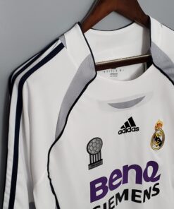 Alternative view of 2006-2007 Real madrid Home kit (long sleeve)