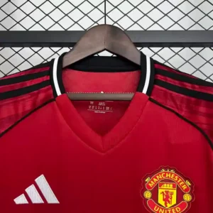 Manchester United 2025/2026 home jersey – logo and fabric detail